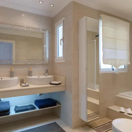 Domek alpejski Idaira, Luxury & Views